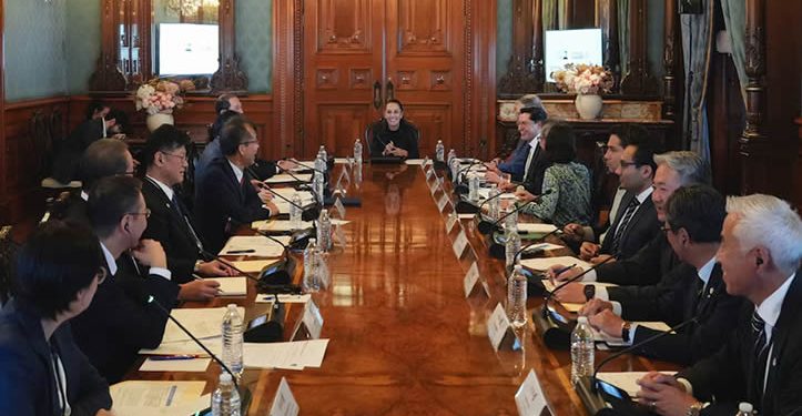 Claudia Sheinbaum recibe en Palacio Nacional a empresarios de Japón