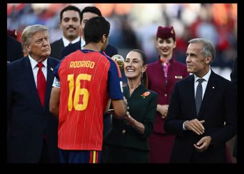 Claudia Sheinbaum entrega el Balón de Oro durante la final del Mundial 2026 junto a Trump e Infantino