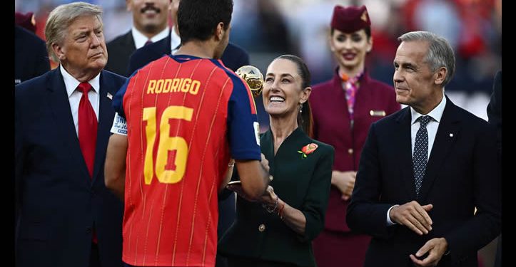 Claudia Sheinbaum entrega el Balón de Oro durante la final del Mundial 2026 junto a Trump e Infantino