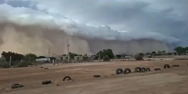 Tormenta de arena sorprende a habitantes de Hermosillo