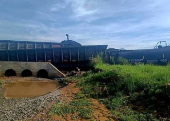 Cuatro días después, persiste la emergencia ambiental por derrame químico tras descarrilamiento en Naco