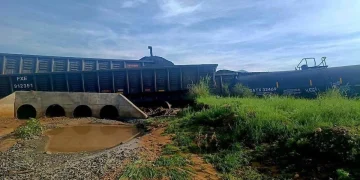 Cuatro días después, persiste la emergencia ambiental por derrame químico tras descarrilamiento en Naco