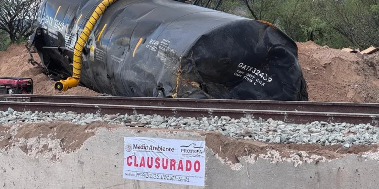 Ferromex asegura que concluyó limpieza tras descarrilamiento de tren en Naco, Sonora