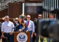 Anuncian USDA instalación de planta dispersora de moscas estériles en Arizona 