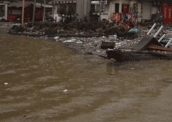 Rescatan con vida a una mujer arrastrada por inundaciones en Nogales, Sonora