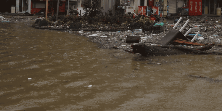 Rescatan con vida a una mujer arrastrada por inundaciones en Nogales, Sonora