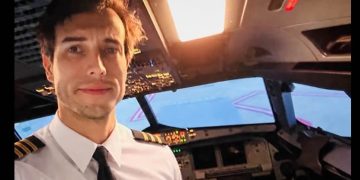 Un instructor de aviación se arroja al vacío en pleno vuelo y su alumna logra aterrizar