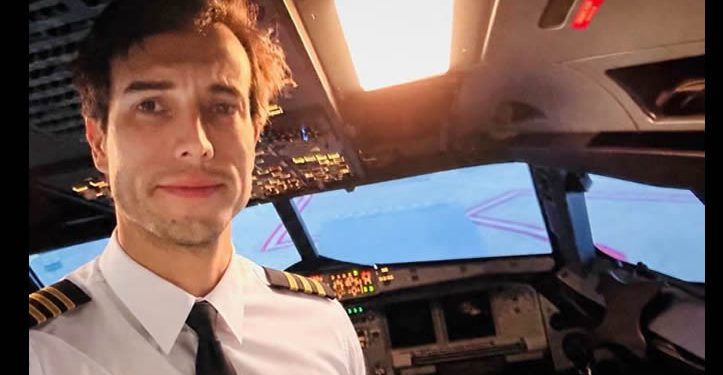 Un instructor de aviación se arroja al vacío en pleno vuelo y su alumna logra aterrizar