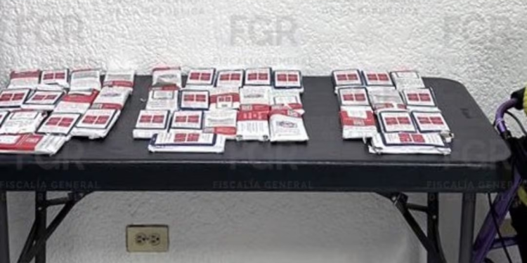 Detienen a dos mujeres con 385 mil dólares en Sonora; FGR investiga presunto lavado de dinero