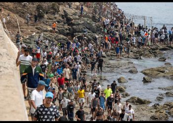 Marruecos manda parar el éxodo de 50.000 migrantes sobre Ceuta