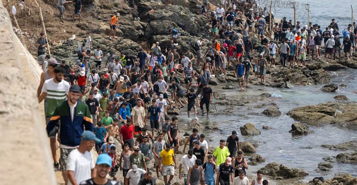 Marruecos manda parar el éxodo de 50.000 migrantes sobre Ceuta
