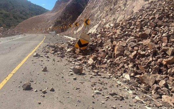 Lluvias causan derrumbes y hundimientos en la carretera Nuevo Casas Grandes-Bavispe