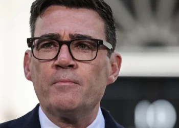 Carlos III nombra a Andy Burnham primer ministro de Reino Unido