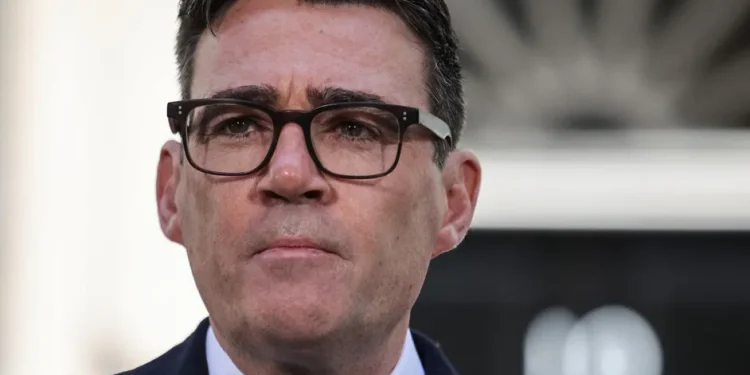 Carlos III nombra a Andy Burnham primer ministro de Reino Unido
