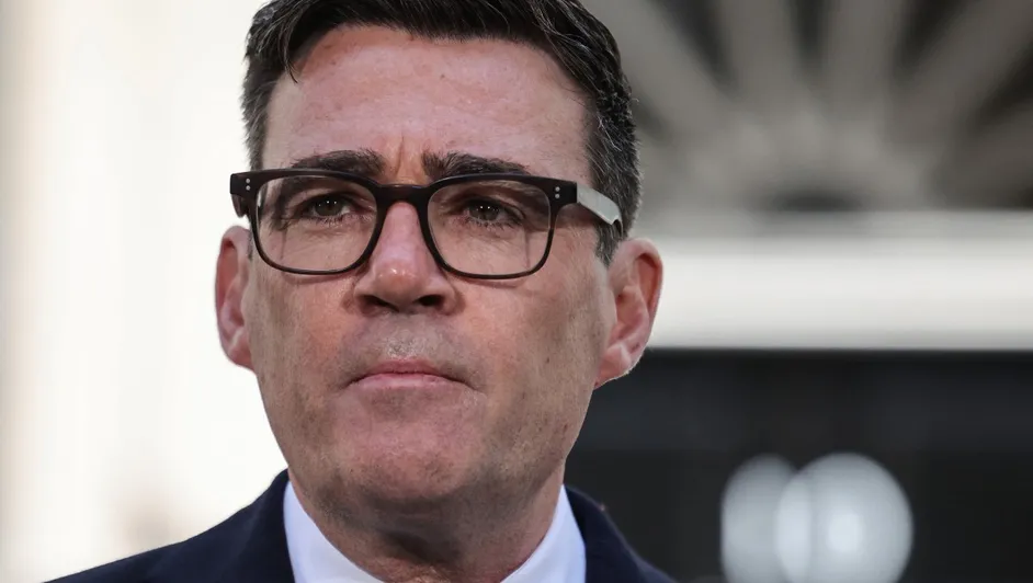 Carlos III nombra a Andy Burnham primer ministro de Reino Unido