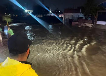 Tormenta causa daños en Hermosillo, rescatan a menor arrastrado por la corriente