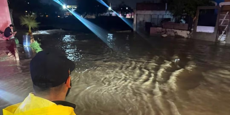 Tormenta causa daños en Hermosillo, rescatan a menor arrastrado por la corriente