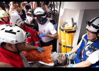 Medio mundo al rescate de Hernán: un venezolano sale con vida de entre los escombros tras ocho días sepultado por el terremoto