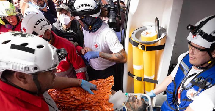 Medio mundo al rescate de Hernán: un venezolano sale con vida de entre los escombros tras ocho días sepultado por el terremoto