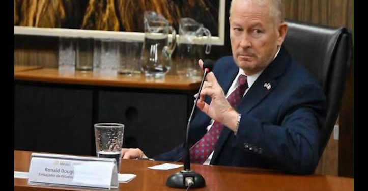 Ronald Johnson sostiene una reunión con la secretaria de Agricultura para erradicar el gusano barrenador