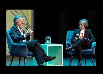 Juan Manuel Santos y Carmen Aristegui dialogan sobre el deterioro de la democracia en el mundo