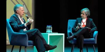 Juan Manuel Santos y Carmen Aristegui dialogan sobre el deterioro de la democracia en el mundo
