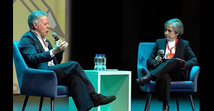 Juan Manuel Santos y Carmen Aristegui dialogan sobre el deterioro de la democracia en el mundo