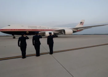 Trump seguirá usando el antiguo Air Force One mientras modifican el avión donado por Qatar