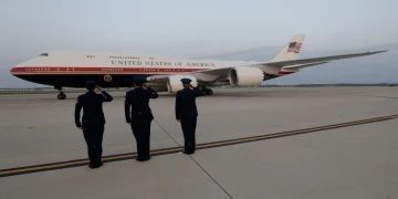Trump seguirá usando el antiguo Air Force One mientras modifican el avión donado por Qatar