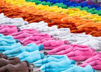 Spencer Tunick desnuda a 500 personas para formar bandera LGBTQ