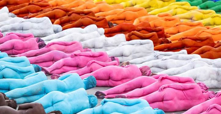 Spencer Tunick desnuda a 500 personas para formar bandera LGBTQ