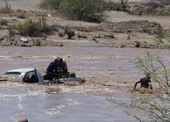 Rescatan con vida a familia arrastrada por creciente del Río Asunción en Caborca, también salvan a sus dos perros