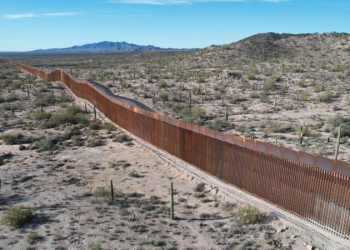 Gobierno de Trump inicia obra de muro fronterizo en Arizona pese a objeciones de pueblos indígenas
