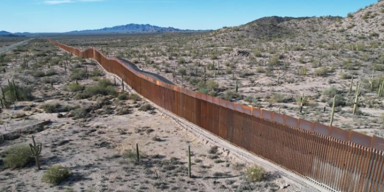 Gobierno de Trump inicia obra de muro fronterizo en Arizona pese a objeciones de pueblos indígenas