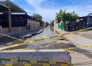 Hombre es Rescatado tras Caer en Socavón Formado tras Lluvias en Hermosillo