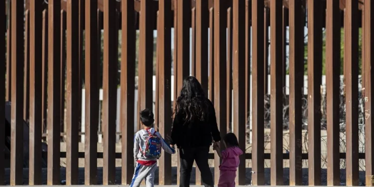 Un bufete ligado al Gobierno Trump recibe un contrato millonario para defender a menores migrantes