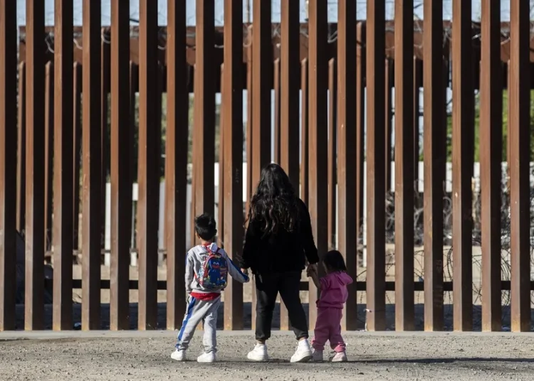 Un bufete ligado al Gobierno Trump recibe un contrato millonario para defender a menores migrantes