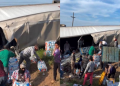 Rapiña tras volcadura de tráiler con agua en la carretera México 15, cerca de Sinaloa y Sonora