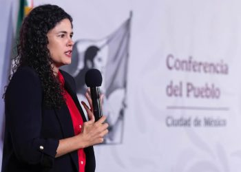 Luisa Alcalde rechaza haber emitido “listas negras” de periodistas durante el programa “Derecho de Réplica”