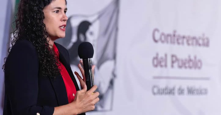 Luisa Alcalde rechaza haber emitido “listas negras” de periodistas durante el programa “Derecho de Réplica”