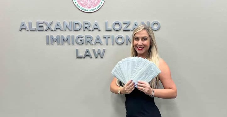 Seis deportados, un jet rosa y una mansión en México: el supuesto fraude que volvió millonaria a ‘La abogada de los milagros’