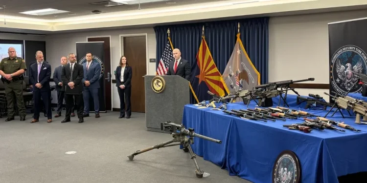 EU desmantela red de estadunidenses que traficaba armas a México
