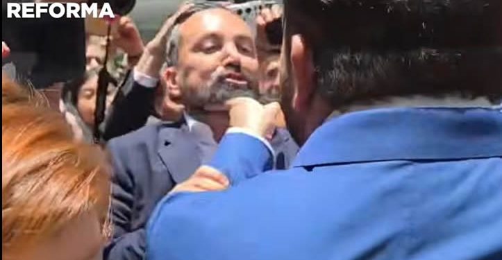 Encara priista a morenista: con empujones y acusaciones discuten en patio del Senado