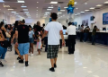 Usuarios hacen largas filas en Telcel para recuperar líneas suspendidas en Sonora; registro busca combatir delitos, entre ellos, la extorsión