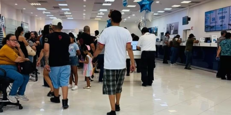Usuarios hacen largas filas en Telcel para recuperar líneas suspendidas en Sonora; registro busca combatir delitos, entre ellos, la extorsión