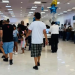 Usuarios hacen largas filas en Telcel para recuperar líneas suspendidas en Sonora; registro busca combatir delitos, entre ellos, la extorsión
