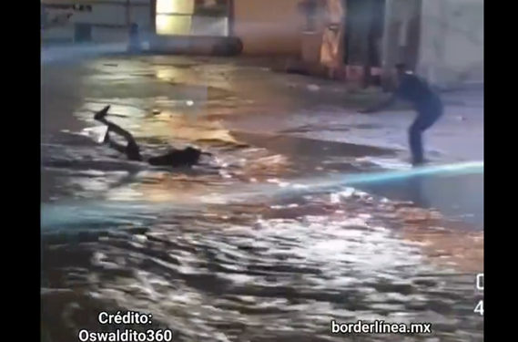 Video del momento: motociclista queda atrapado en arroyo durante lluvia en Nogales, Sonora