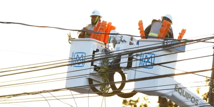 Rehabilitan red eléctrica en Cajeme, tras daños por lluvias y vientos