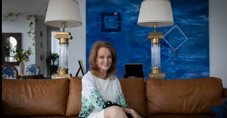 Christiane Martel, la primera francesa en ganar Miss Universo, recupera su historia mexicana en un libro de memorias