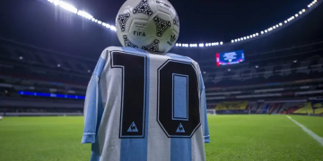 El Balón de la “Mano de Dios” se vende por 3.35 millones